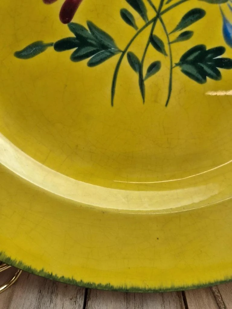 Plato grande redondo Nidervillier amarillo con decoración floral – photo 4